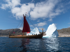 氷河をバックに帆走するドラゴン号 photo: ©Peder Jacobsson, Draken Harold Hårfagre